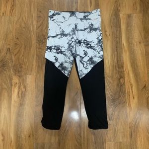 💥SOLD💥Victoria’s Secret PINK Ultimate Crop Leggings.